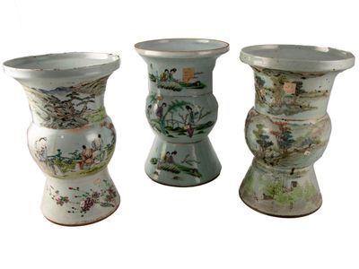 trois vases posés côte à côte sur une surface blanche