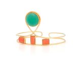 un bracelet manchette en or orné d'une pierre verte et de pierres orange