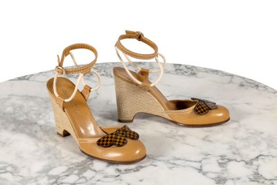 Les chaussures de la femme sont posées sur une table en marbre dont le plateau est également en marbre.