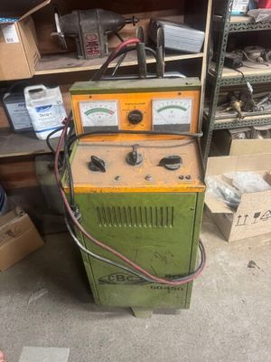 une machine posée sur le sol d'une pièce