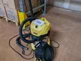 une machine jaune et noire posée par terre dans un entrepôt