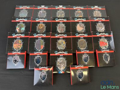 tout un tas de pièces de monnaie différentes sur la table