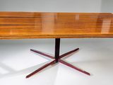 une image représentant une table avec un plateau en verre