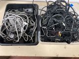 deux bacs posés sur une table, contenant des fils électriques