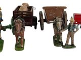 de nombreuses figurines représentant des personnages avec des chevaux et des charrettes