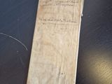 une feuille de papier posée sur une table, sur laquelle il y a des inscriptions