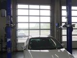 une voiture blanche garée dans un garage