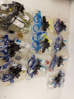 beaucoup de jouets en plastique posés sur une table
