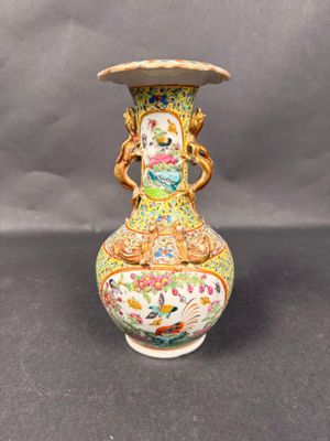 Vase en porcelaine polychrome à décor d'oiseaux et insectes …