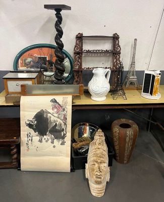 une table sur laquelle se trouvent de nombreux objets