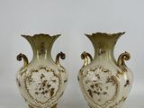 deux vases posés sur une surface blanche