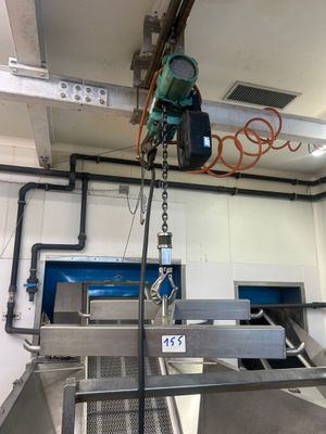 une photo d'une machine en fonctionnement dans une usine