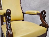 Fauteuil voltaire en acajou, les accoudoirs sculptés de col … (photo 2)