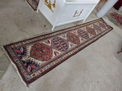 un tapis posé par terre à côté d'une armoire