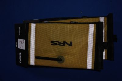 un sac marron muni d'une poignée noire, accroché à un mur bleu