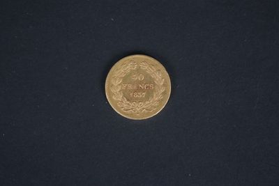 gros plan d'une pièce de monnaie sur une surface noire