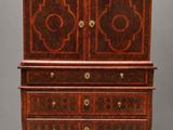 une armoire ancienne en bois, dotée de deux tiroirs et de deux portes
