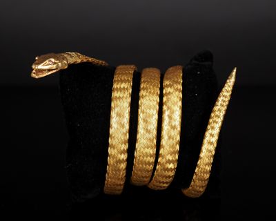 bracelets en or avec un serpent sur fond noir