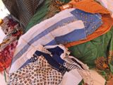 un tas de vêtements posé sur un lit