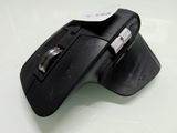 une souris noire avec une étiquette blanche dessus