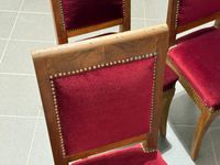 Six chaises en noyer blond, garniture de velours rouge. (photo 2)