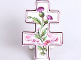 une croix ornée d'une fleur sur fond blanc