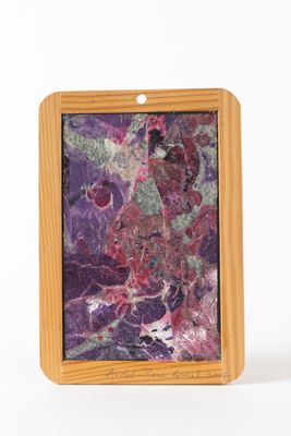 marbre violet et vert dans un cadre en bois sur fond blanc
