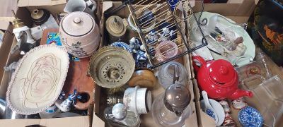 une boîte remplie d'objets hétéroclites posée sur le sol
