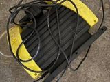 une machine jaune et noire posée au sol