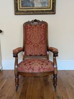 Fauteuil à haut dossier en bois mouluré ; le dossier ajouré … (photo 2)