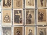 une vieille photo représentant un groupe d'hommes en uniforme militaire