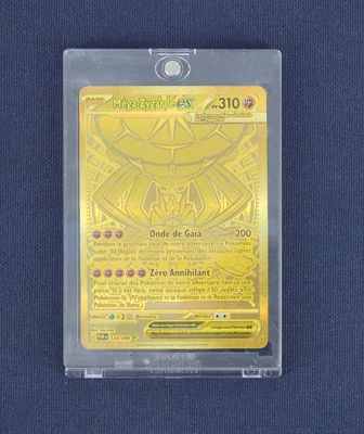 gros plan d'une carte pokemon dans un étui en plastique