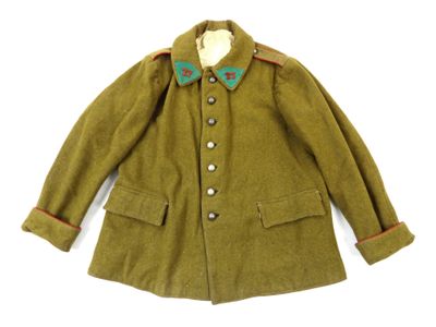 un vieux manteau avec un col vert et des bordures rouges