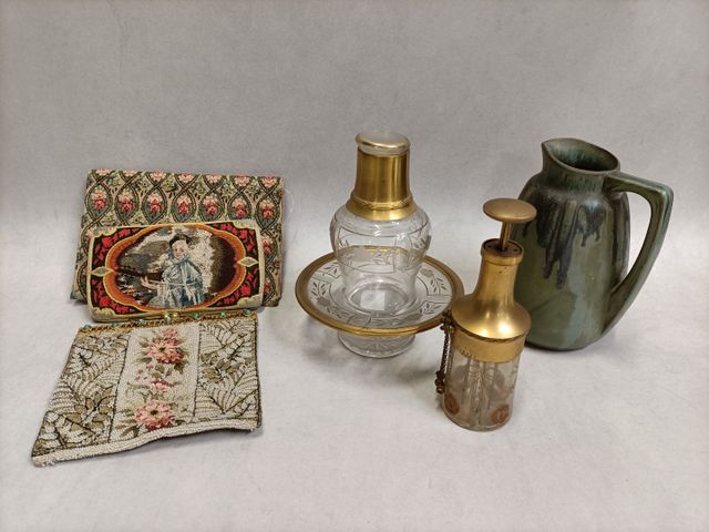 Trois pochettes en tapisserie (une avec perles), pichet Denbac, v