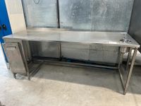 Table inox , dimensions : 221x75x88 cm, en l'état