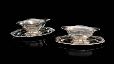 paire de soucoupes et de soucoupes plaquées argent sur un fond noir