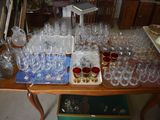 beaucoup de verres à vin vides sur une table
