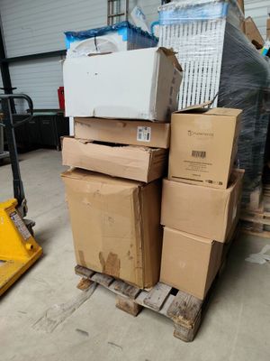 une pile de boîtes sur une palette dans un entrepôt