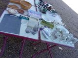 une table sur laquelle se trouvent de nombreux objets