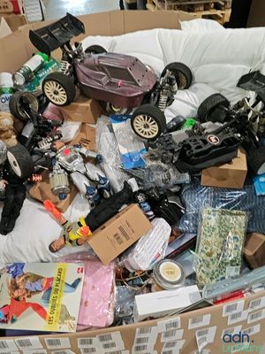 une boîte en carton remplie de jouets et d'autres objets