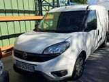 une camionnette blanche garée sur le bord de la route