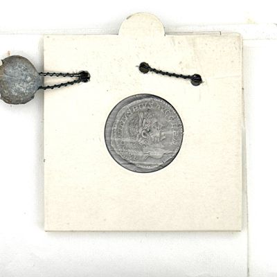 un petit bout de papier auquel est attachée une pièce de monnaie