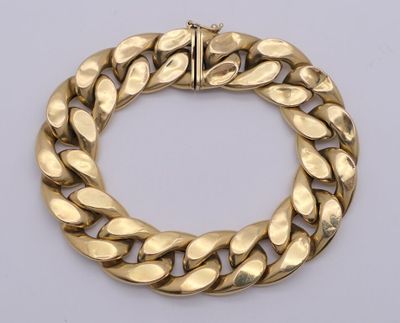 un bracelet en or avec des maillons de type « curb » sur fond blanc