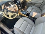 une photo d'une voiture avec un volant et un tableau de bord