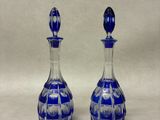 une paire de carafes en verre bleu et blanc sur fond blanc