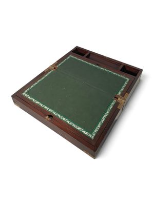 un plateau en bois avec un plateau vert et deux tiroirs