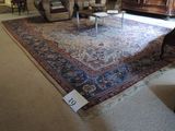 un grand tapis sur le sol d'un salon