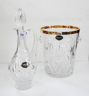 deux vases en verre et une carafe en verre posés sur une surface blanche