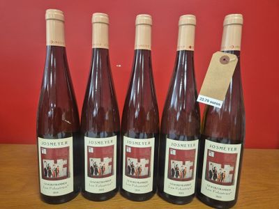 six bouteilles de vin sont alignées sur une table