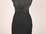 une robe noire sur un pied de mannequin